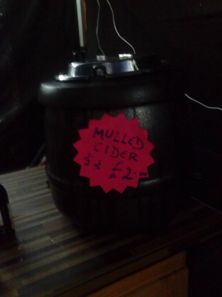 ElliswoodBeers's tweet photo. Come and try our mulled cider to heat you up! Works a treat! #hinckley #christmaslights http://t.co/uM9wd8938M