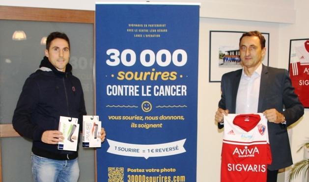 andrezieuxbthfc's tweet photo. Remise des chaussettes de récupération par @sigvarissports avec @Rombarge et l'#ASF http://t.co/rm0QwerIoS http://t.co/zVVXdwwDLB