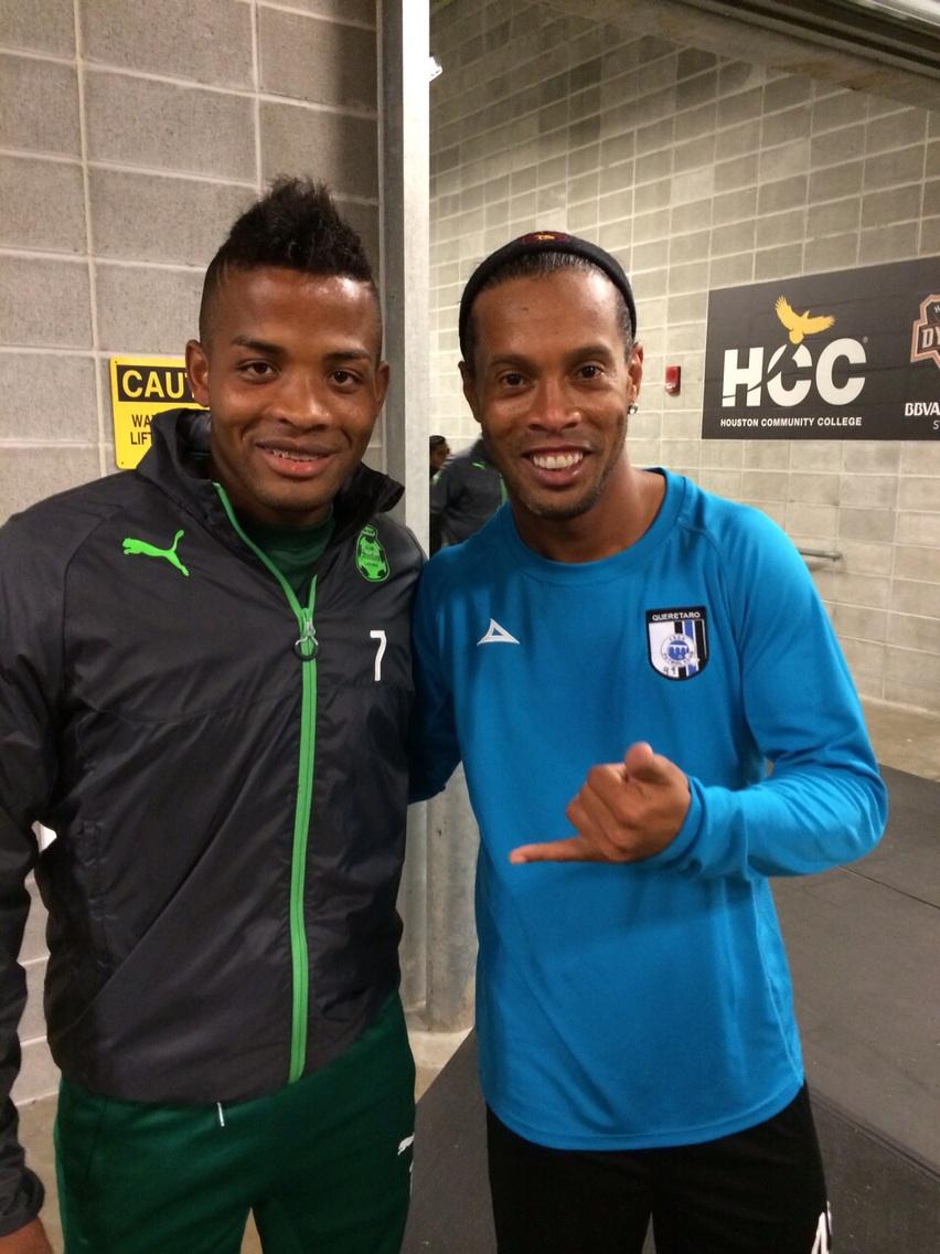toporente's tweet photo. Aquí con la máquina del fútbol mundial de todos los tiempo Ronaldinho el que fue y lo seguirá siendo para td http://t.co/p0YlHweb0m