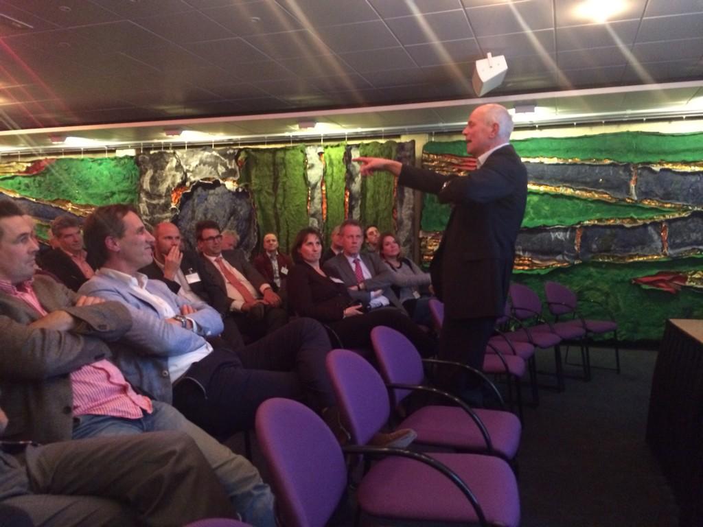 Als gastheer van vandaag nog beduusd van de prikkelende en overrompelende presentatie van <a href="/Hennesderidder/">Hennes de ridder</a> <a href="/Bouwsoos/">Sociëteit Bouwen en Wonen MH</a>