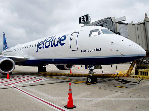 PhillyInquirer's tweet photo. JetBlue to cut legroom, add bag charge http://t.co/e9rxFo8e2o http://t.co/BqUkNmPAs4