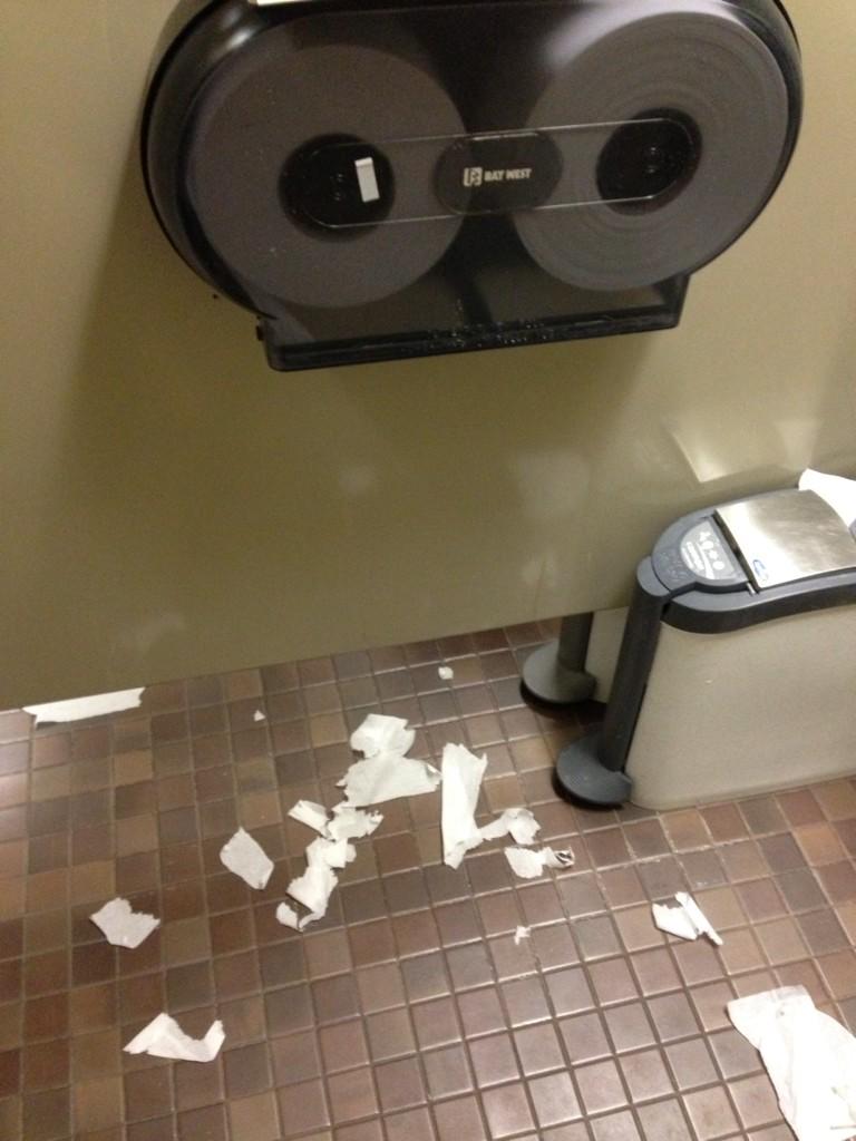 chels_schuringa's tweet image. Oh you wanted some toilet paper? ... Try again. #ryersonproblems @RyersonProblem