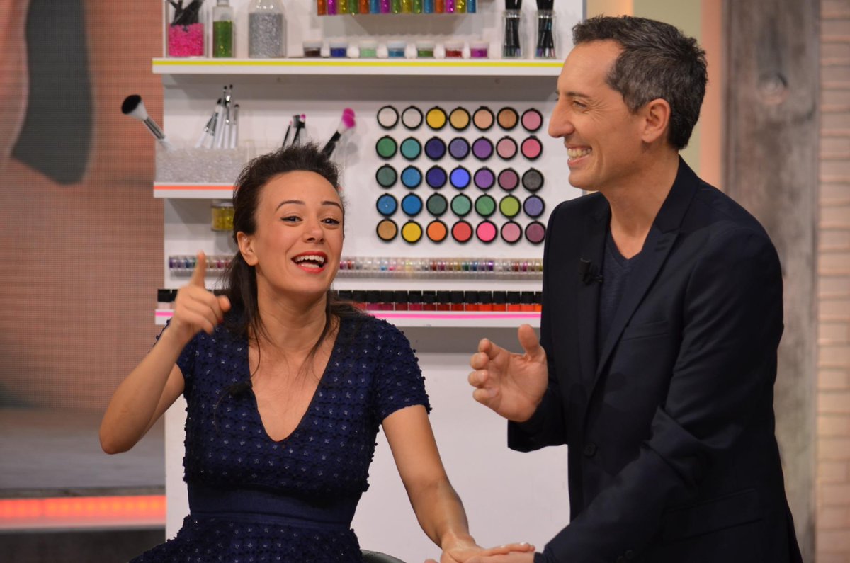 ccvb's tweet photo. Il n'y a que chez #CCVB où on peut voir @gadelmaleh masser les #cuticules de @JananeBoudili ! #Massage #Main http://t.co/Ro9Y0Kgmvr