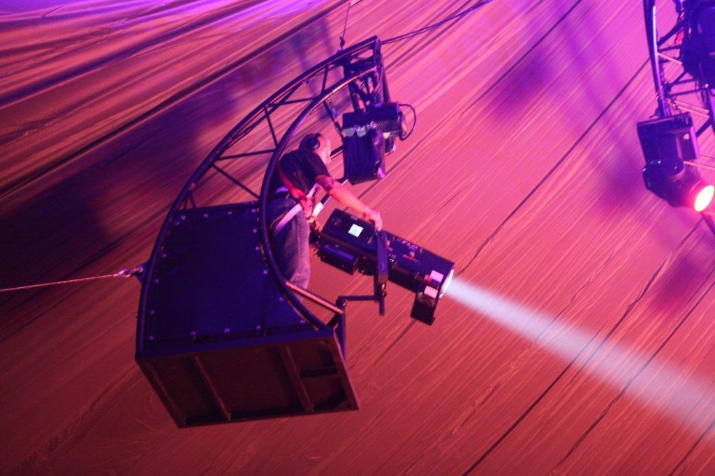 Microtruss's tweet image. Dat maken wij ook... deze volgspot constructies voor de nieuwe show van Circus Salto Natale.