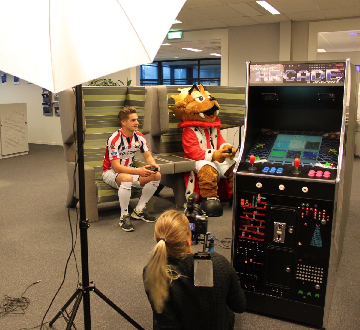 AcesDirect's tweet photo. Wie herkent deze bekende Tilburger? Vanmiddag zijn bij #ACESDirect foto's gemaakt voor @TypischTilburg Kalender 2015. http://t.co/ArvLQ0kFFA