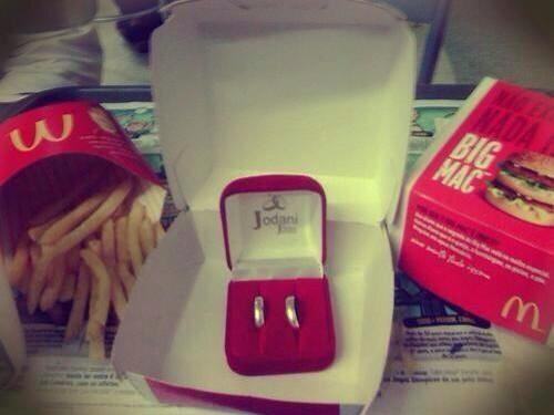Saylly93's tweet photo. Je connais plein de meuf qui a se moment la aurais oser dire " il est ou le hamburger ??? " http://t.co/wZbeo73aqG