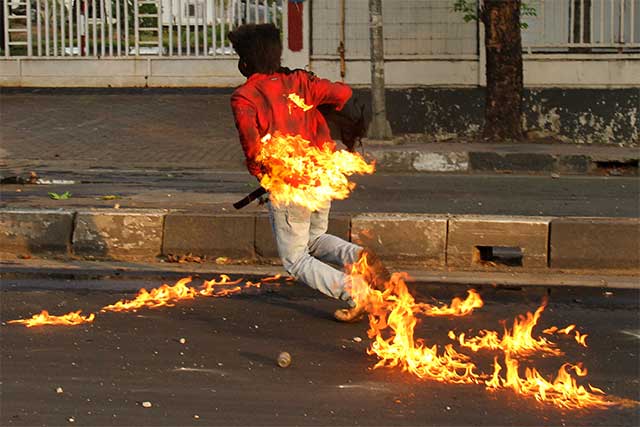 AnggiVandana's tweet photo. Heboh Video Mahasiswa Terbakar Bom Molotovnya Sendiri http://t.co/w5xxQIiB5q #SalamGigitJari http://t.co/aMD2yQy6cL
