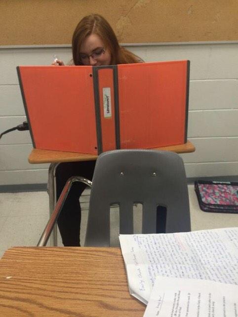 lloromucho's tweet photo. No puedes hacer esto en clase http://t.co/6HamGqrDsU