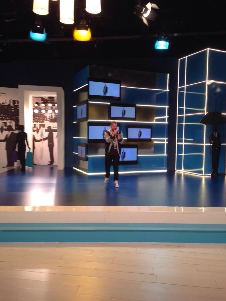 ZambraAgency's tweet photo. Ya tenéis a @DavidPopMusic en el plato de @BoasTardesTVG probando a las 16:45 comienza @tvgalicia http://t.co/QxxZADXwxt