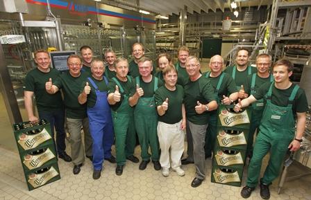 Am Männertag feiern wir die Herren! Womit? Mit Wernesgrüner natürlich - Unsere Männer in der Produktion sorgen dafür!