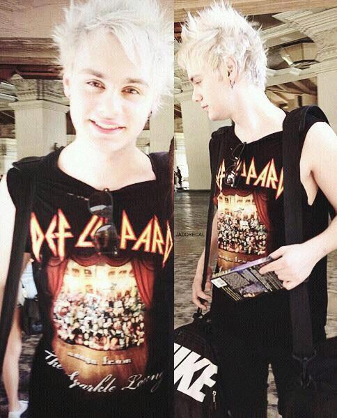 HAPPY BIRTHDAY MICHAEL GORDON CLIFFORD AKA REAL LIFE KITTEN I LOVE YOU SO MUCH I CANT BELIEVE YOURE 19 ALR IM CRYINF 