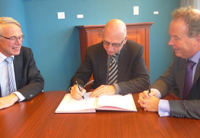 Vandaag is het contract getekend voor de #dijkversterking tussen Puttershoek en 's-Gravendeel. bit.ly/1xPHJFU