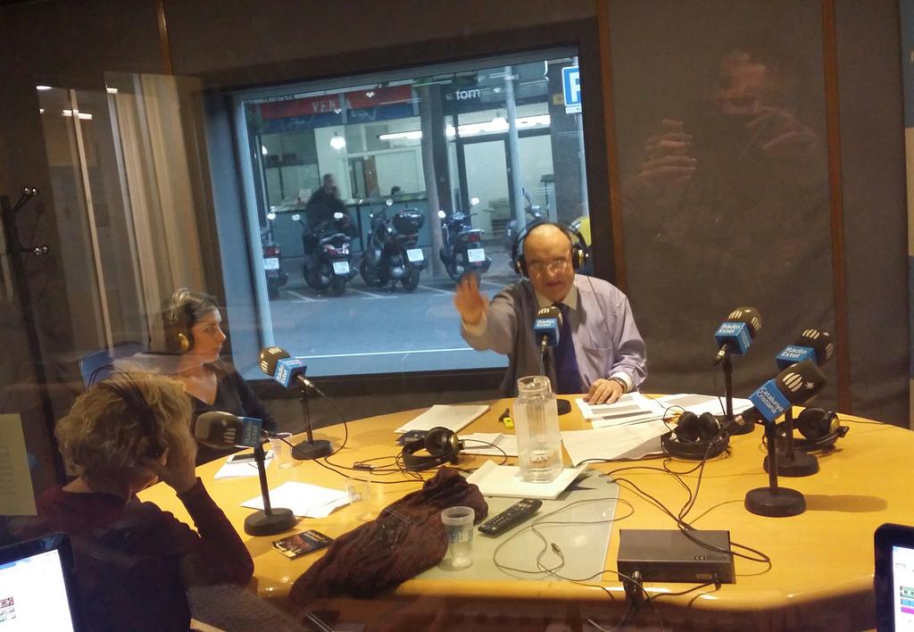 jonathanargu's tweet photo. De promo amb la @RossellMarina Ara, en directe a @EstemAmbTuRadio de @radioestel  @SateliteK  #tributamoustaki http://t.co/3Hn45XXiW2
