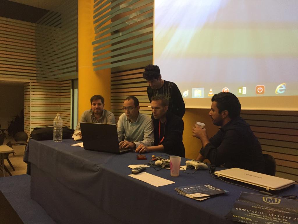 retroGJ's tweet photo. Le jury de la #RetroGamejam en plein test! @Ludoid_Raynal @pacocuevas @davidmekersa @tomseguy #gamejam #retrogaming http://t.co/GME8QHyRmr