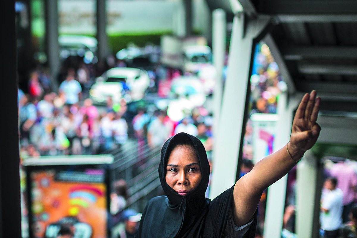 жест голодный. жест голодный. голодные игры 3 пальца вверх. голодные игры жест. голодные игры знак три пальца.