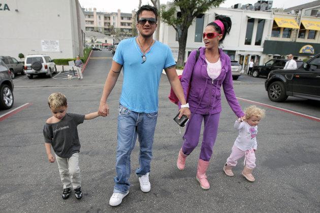 JockAngry's tweet image. Why Is It That Paparazzi Find Z Listers Everywhere They Go? - read my latest rant at angryjock.com/why-is-it-that…