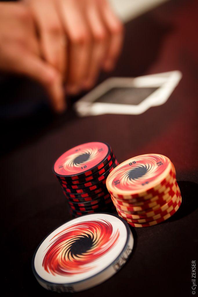 AlexisLaipsker's tweet photo. Merci à @CUSTOMPOK qui a conçu et fabriqué les jetons du Spin & Go Poker Show ! #SAGPS #poker #TV http://t.co/wBY3s78ibZ