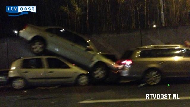 rtvoost's tweet image. Kettingbotsing op A1 bij Hengelo, linkerrijbaan richting Almelo dicht bit.ly/1xULpap #rtvoost