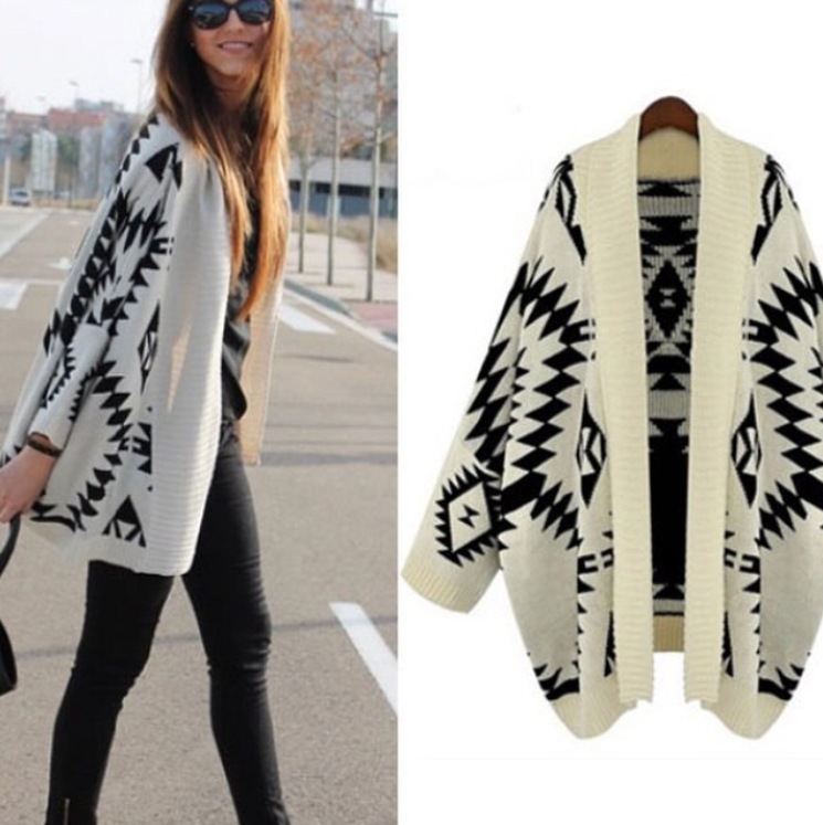 AlsazaMode's tweet photo. Perfecta chaqueta poncho blanca y negra. 25€ http://t.co/D7C8DvFGde
