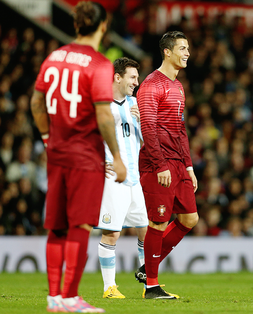 Messi: Look how shit is Higuain.

Ronaldo: You haven't seen Nani yet.
