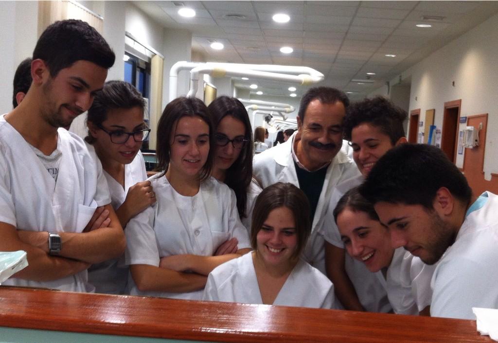mgcalderon_'s tweet photo. Con mis alumnos en la práctica sobre Anestesia en Cirugia Bucal. Se palpa el mucho interés por aprender. Buen grupo!! http://t.co/meZXUNwx0R