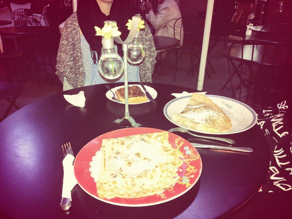 PaulaLillo17's tweet photo. Una buena merienda después de la escuela de idiomas va genial:) @Manuki13 @Matarileire menudas gordaaaaas http://t.co/ViZRt58WsT