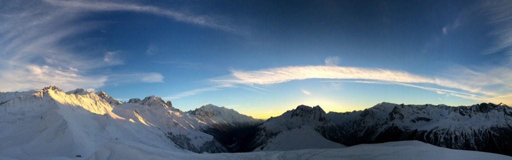 kilianj's tweet photo. Bona nit! Buenas noches! Good night! Bonne nuit! Buona notte! 

Last ski lights ;) http://t.co/n1nk2lVsy1