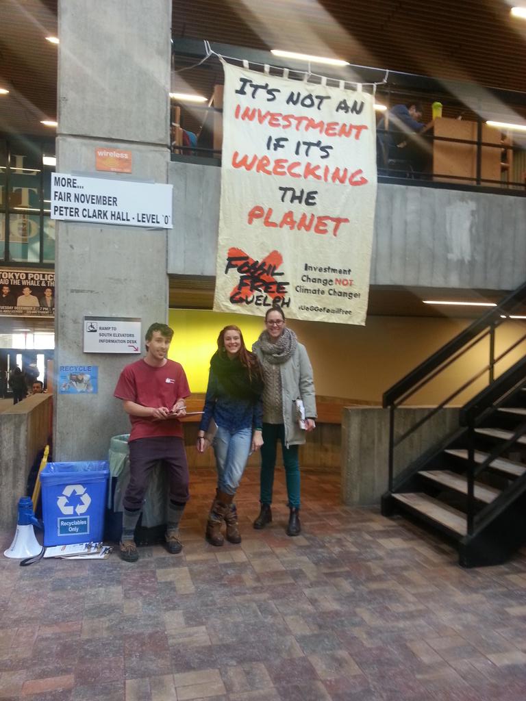 FossilFreeUofG's tweet image. It's not an investment if it's wrecking the planet! #UoGGoFossilFree #bannerdrop