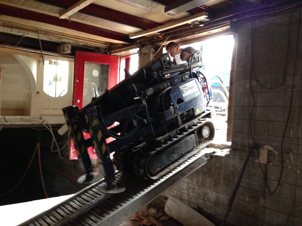 Ff naar binnen door het raam.