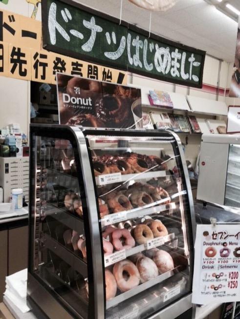 アメリカのセブンっぽい @fukamatinaka セブンイレブンのレジ横で