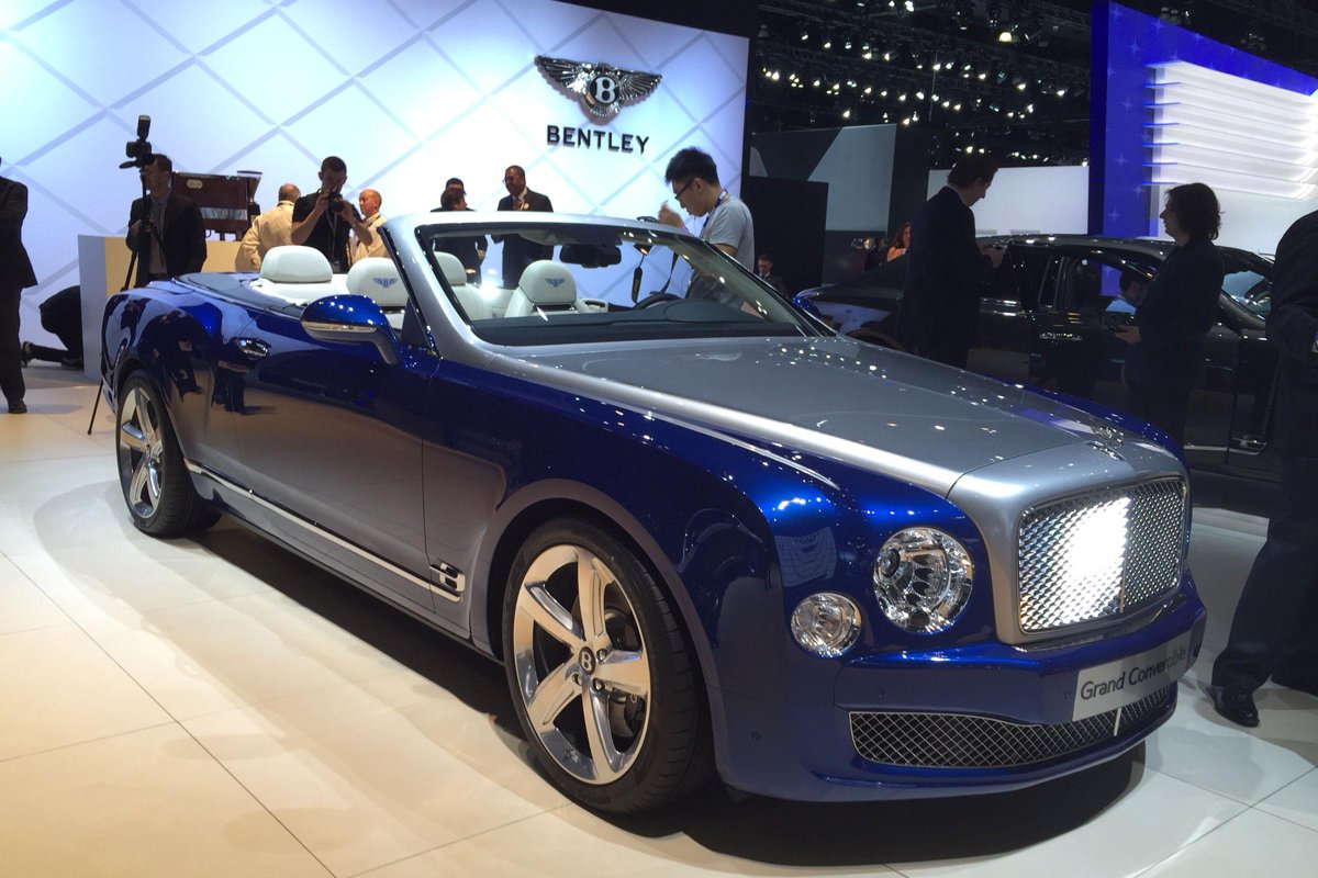 AutoExpress's tweet photo. Look at the size of this #Bentley! (Then read about it here... http://t.co/FZyapfc2hC ) #LAAutoShow http://t.co/TKWlfoi4sO