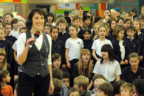 L'animatrice Julie Drolet accompagnée des élèves de la Maîtrise des petits chanteurs de Québec à l'édition de 2009.