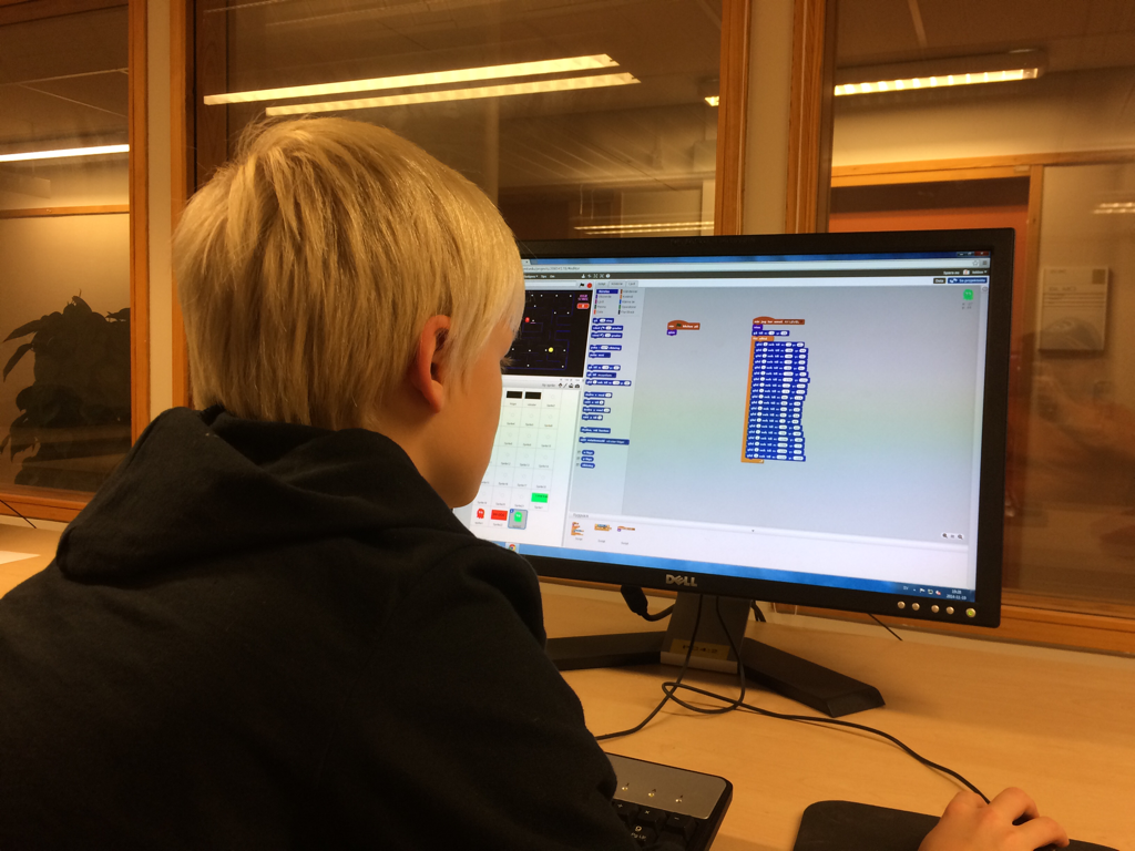 CoderDojoLkpg's tweet photo. Nästa generations datalogiskt tänkande individer http://t.co/s0JsEr3TPY