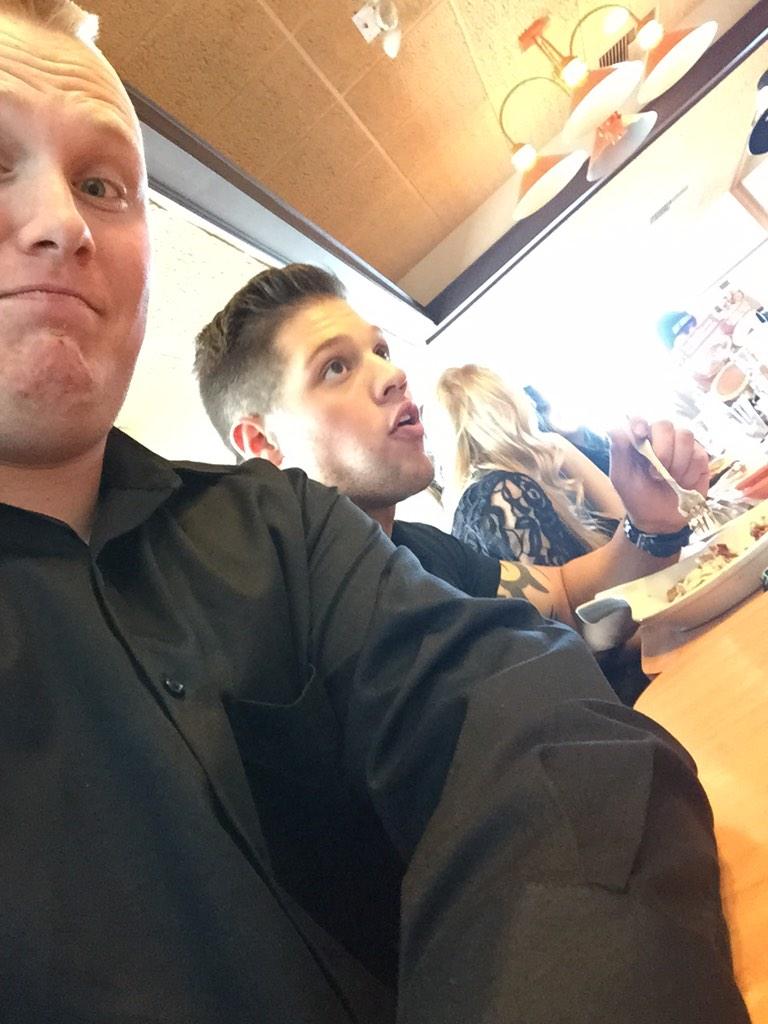 34rymill's tweet photo. Buff sal is actually eating 😳 @Buffsal #SlimSal http://t.co/OuSiiDtw9K