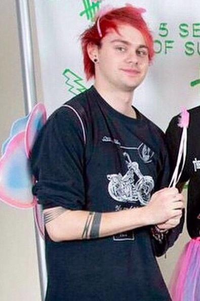 HAPPY BIRTHDAY MICHAEL GORDON CLIFFORD ILY I CANT BELIVE THAT YOU ARE 19 wishing you happy bday 2x 