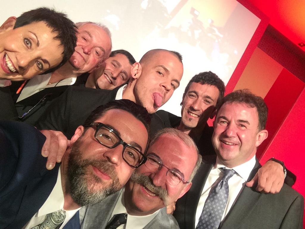 QiqeDacosta's tweet photo. Os regalo a todos la foto d la fiesta.
#selfie con todos los #tresestrellasmichelin #QuiqueDacostaRestaurante #denia http://t.co/5dZM05GBcz