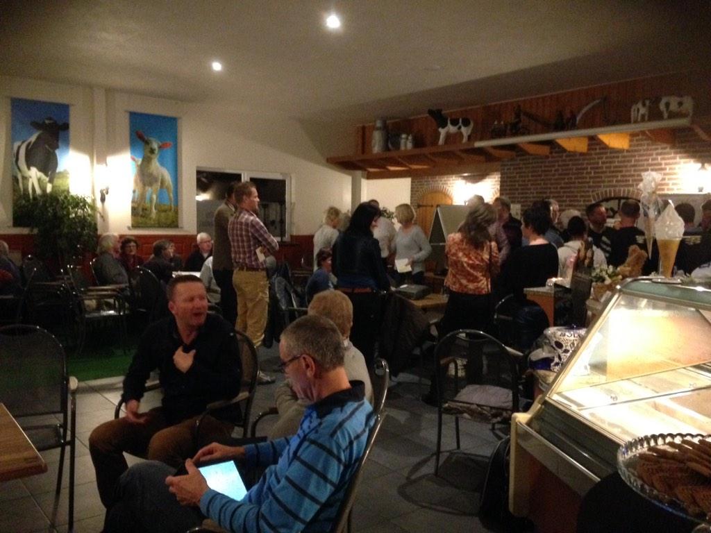 dijkman_karin's tweet photo. Etten 2025. Samen brainstormen over mogelijkheden in de toekomst voor het dorp Etten. Geweldige opkomst! http://t.co/AMJMg8oKuw