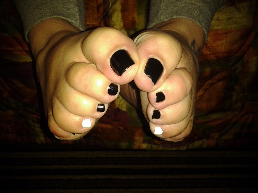 sexyfeetmatter's tweet photo. Sexy black and white pedi!! #toeclamping #toescrunch #footfetishworld #prettytoes #black #white #footporn http://t.co/YqDAVp6pX6