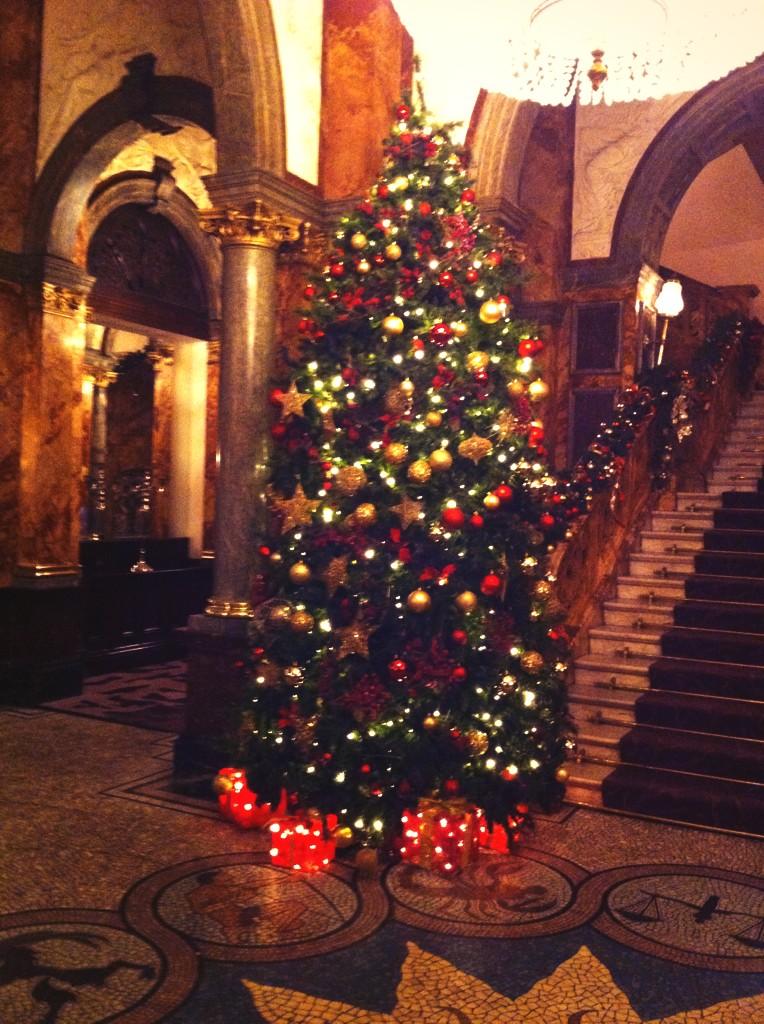 LOVING this huuuuge Christmas tree <a href="/HotelRussell/">Hotel Russell</a>! #london