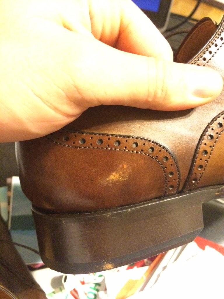 CarlEppolito's tweet image. So I spend $300 on a pair of @Magnanni1 from @neimanmarcus and this is how they show up #ZeroQuality #Embarrassing