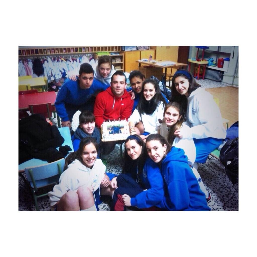 CarmenPerezz16's tweet photo. 🔙🔙🔙 ¡Felicidades por última vez mister!😊😊 http://t.co/RLR83pg9MN