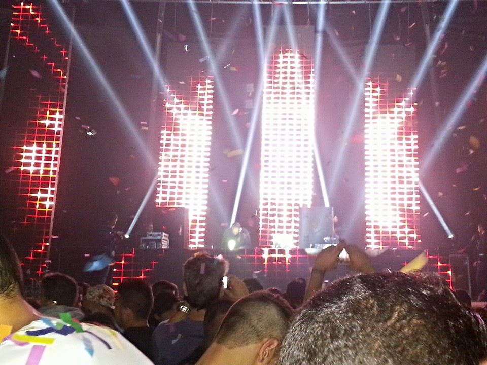 Dan_Vaxx's tweet photo. Hoy os doy las #BuenasNoches recordando el gran espectáculo del fin de pasado #EXTRETECH #music #party #friends http://t.co/A2JMP4umgG
