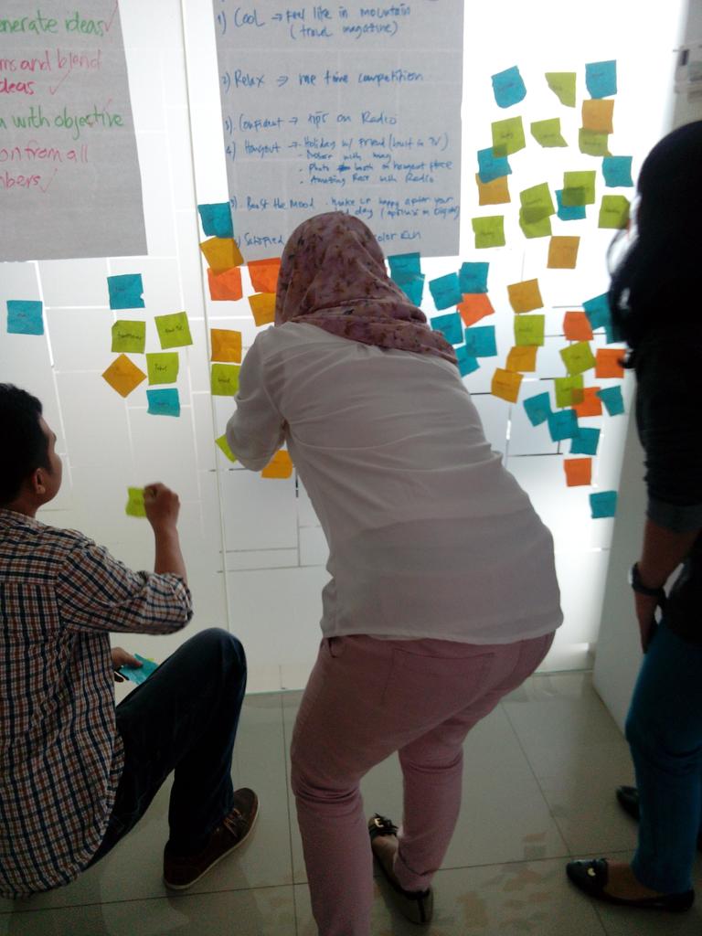 crisely's tweet photo. It's a post-it kind of day @GroupMWorldwide aspire training in Indonesia. #60ideasin60minutes can they do it? http://t.co/aVLy8orRzK