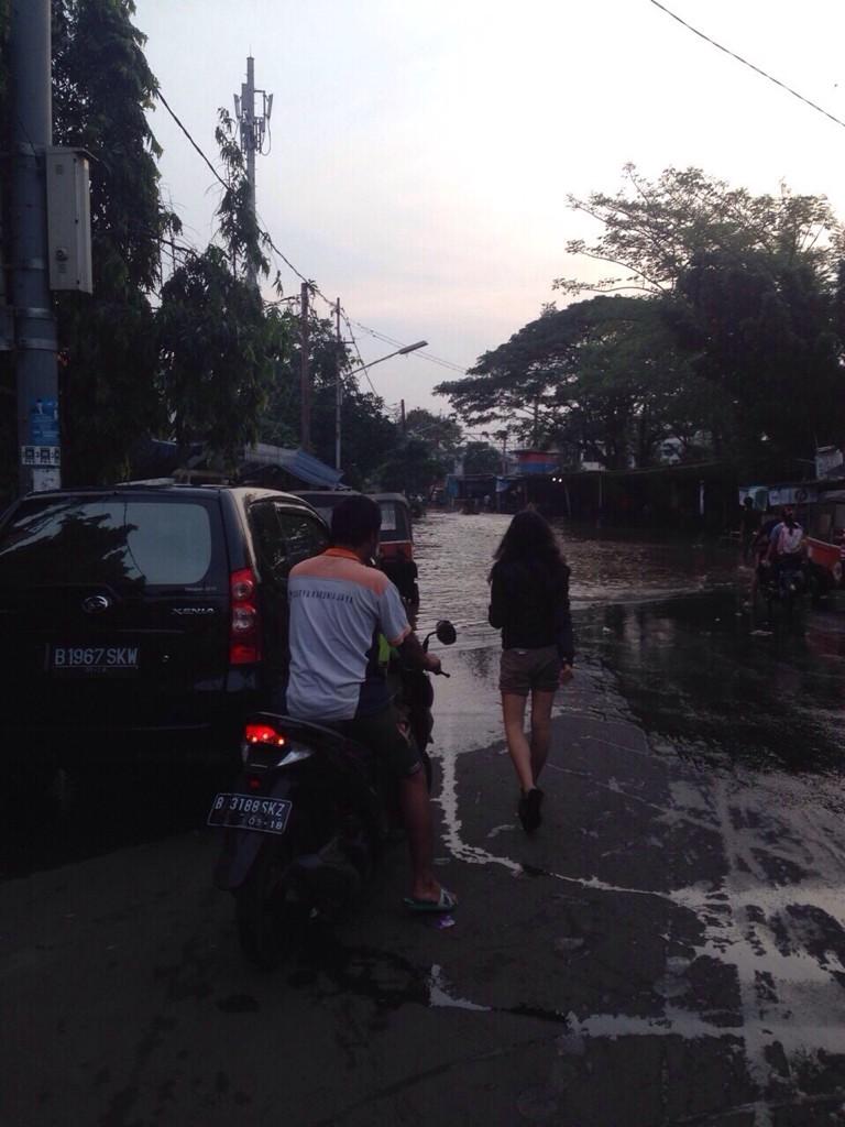 [LIVE REPORT] - 05.55 // air sudah mulai menggenangi jalan, namun hanya sebatas di gerbang depan SMAN 8 Jakarta