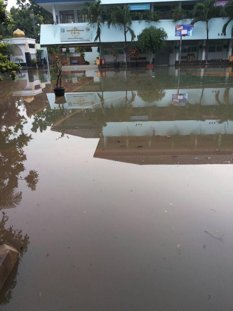 [LIVE REPORT] 06.12 WIB - air sudah mulai memasuki lapangan SMAN 8 Jakarta