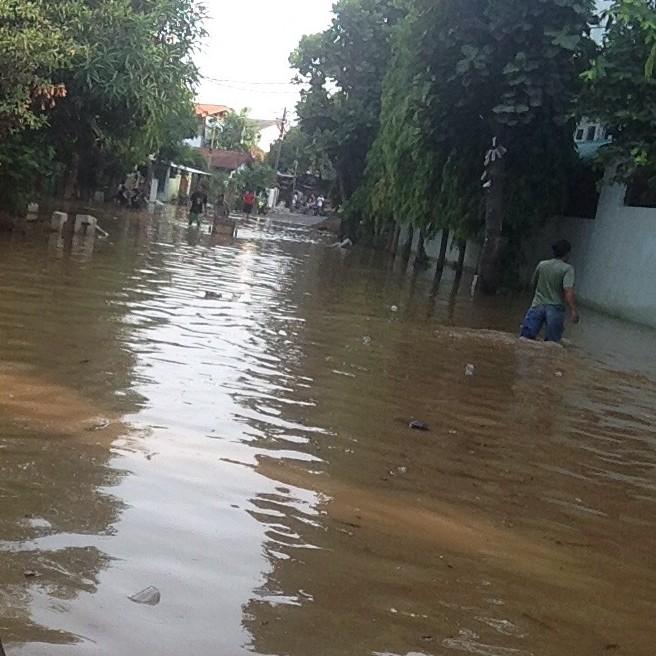 [LIVE REPORT] - 07.21 // air sudah mencapai selutut dewasa di sekitar SMAN 8 Jakarta