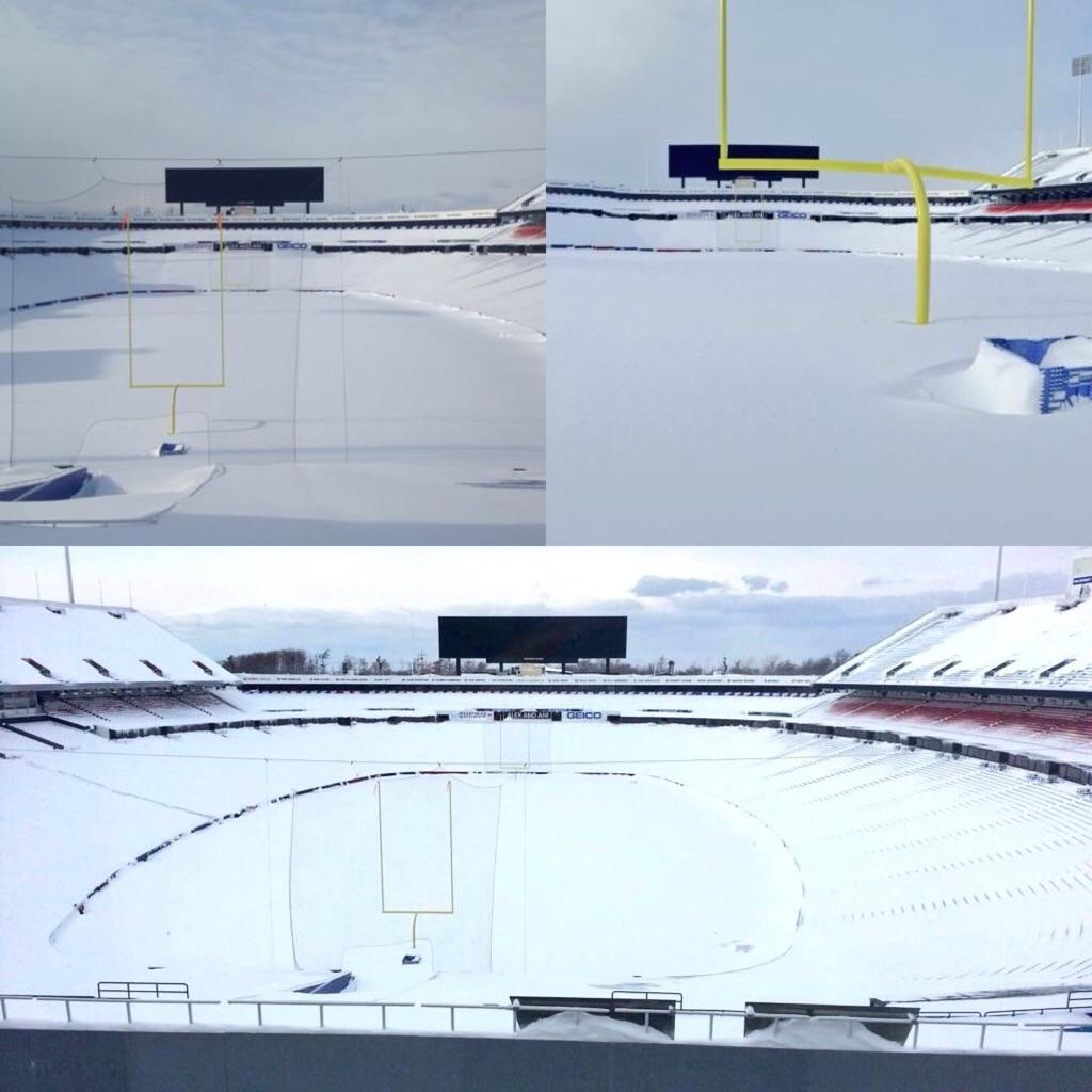 NFL_Stats's tweet photo. The #Bills Stadium covered in snow...220,000 tons 😳 http://t.co/w29SQZU0rq