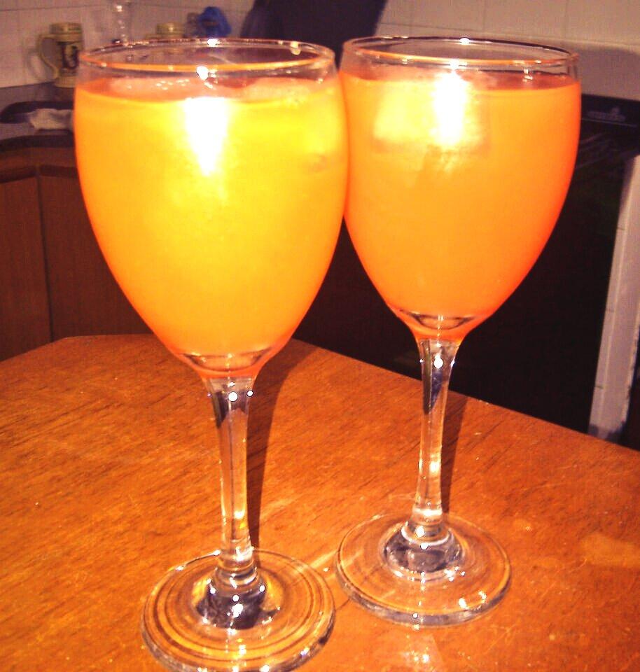 eugerasmussen's tweet photo. Campari de miércoles por la noche! @constibenini http://t.co/USq33LvAjb