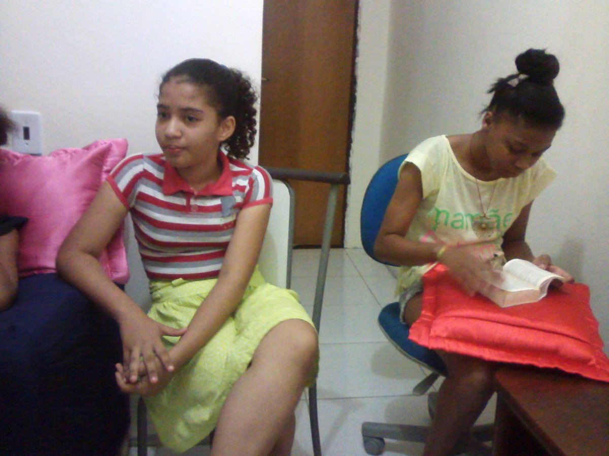 ulitanigr's tweet photo. @ulitanigr Dando estudo Bíblico @area3ab http://t.co/6ychrzR2bu