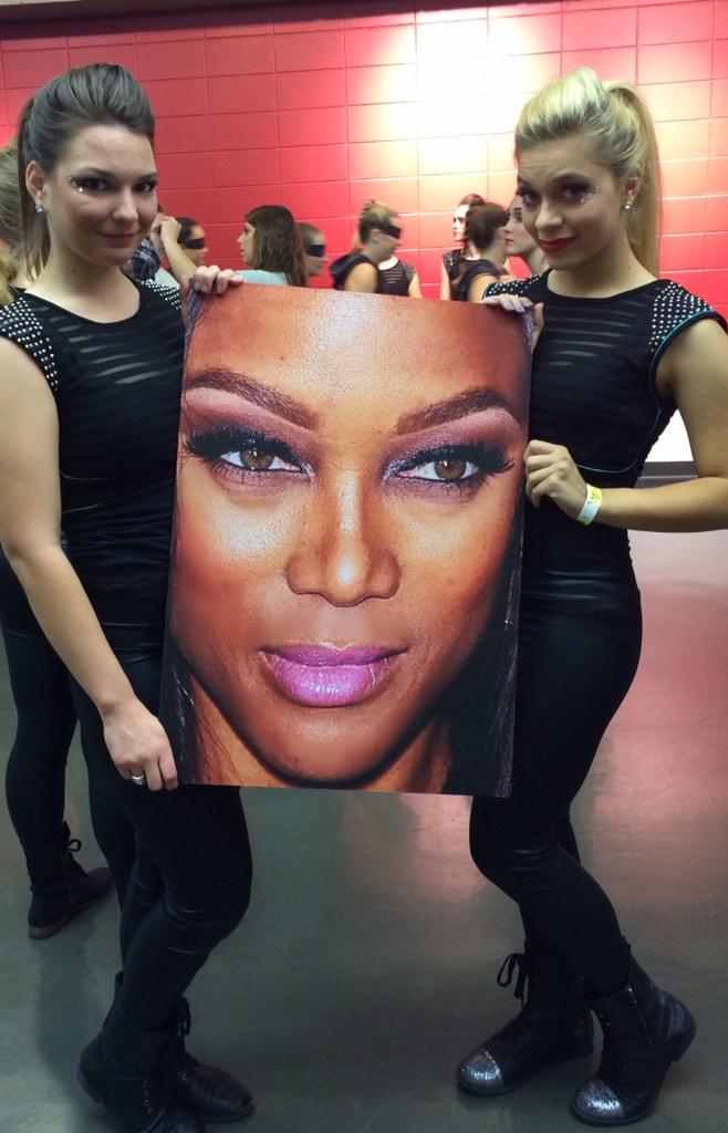 love_sarahanne's tweet photo. Thanks @tyrabanks for being our inspiration at @UAHomecoming #smize http://t.co/34O8AFPfsX